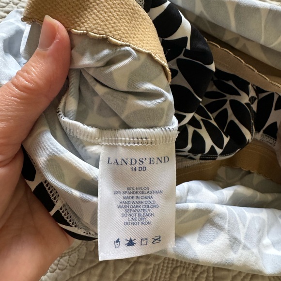 Land’s End black/white halter tie tankini top with leaf pattern - size 14 DD - Picture 3 of 3